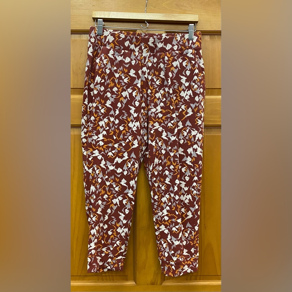 Women’s Busy Pattern Thick Waistband Stretch Capris